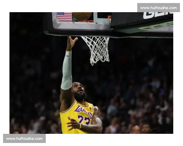 湖人对阵黄蜂比赛录像回顾詹姆斯领衔攻防精彩瞬间关键表现全解析