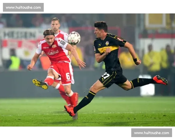 曼联逆袭沙尔克04上演精彩大战 赛季欧战之路再度启航 曼联逆袭沙尔克04上演精彩大战 赛季欧战之路再度启航